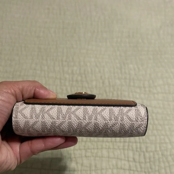 NWT Michael Kors Tan and Cream Logo Snap Card Case - Picture 9 of 10